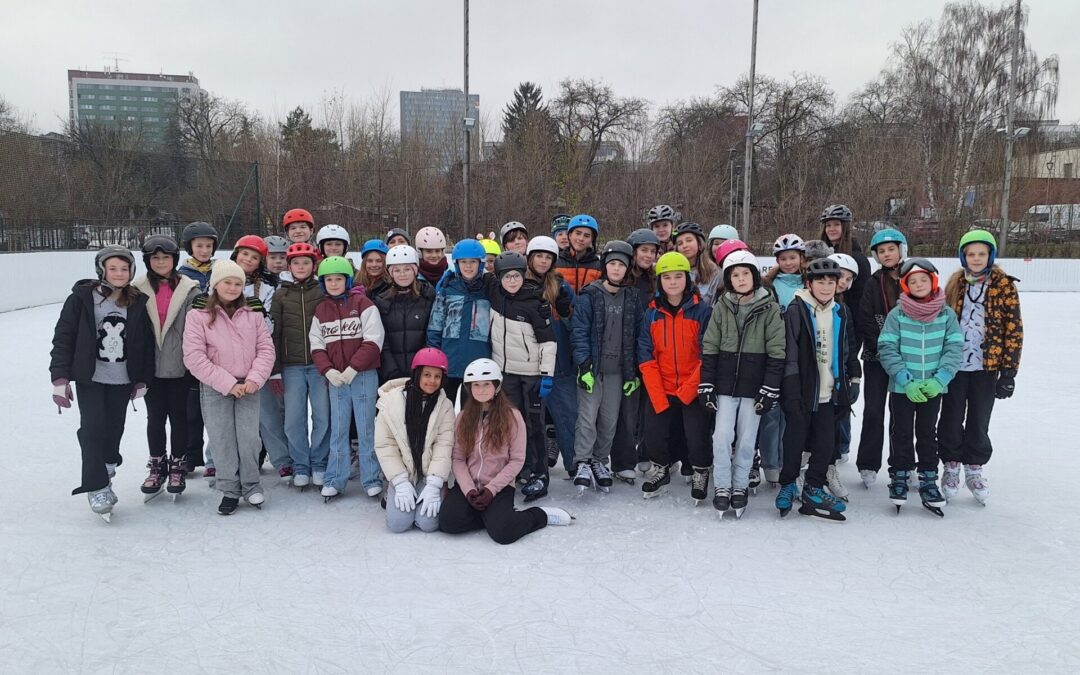 Parlamenťáci vzali spolužáky na kluziště