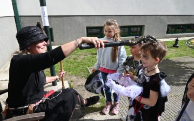 Čarodějnická únikovka ovládla školní dvůr